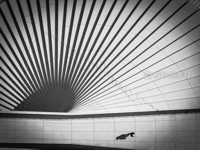 现代建筑内部光影与人物剪影