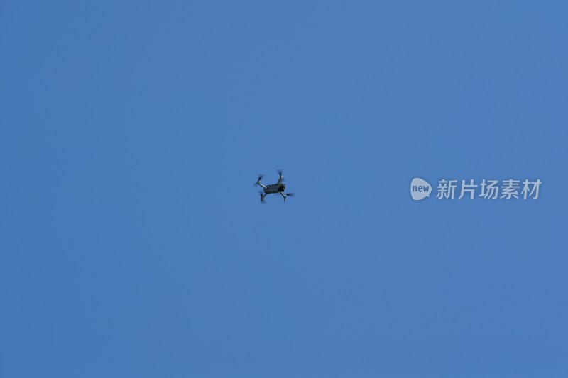 天空中飞行的无人机