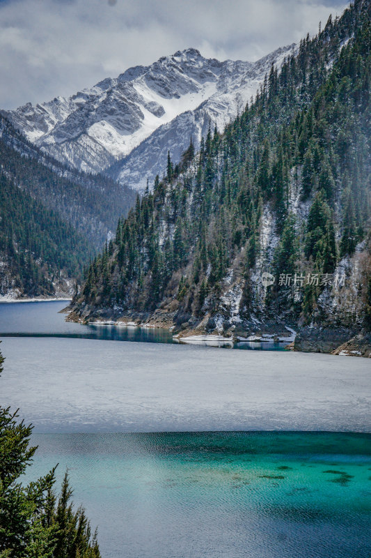 九寨沟海子雪山景观