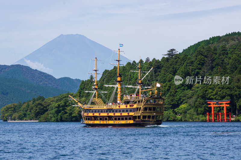 日本箱根芦之湖上的仿古游船