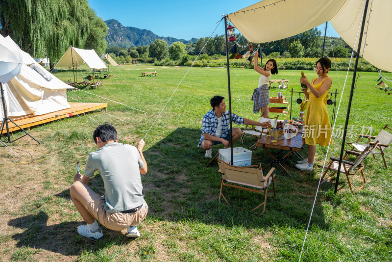 一群人露营地搭建天幕