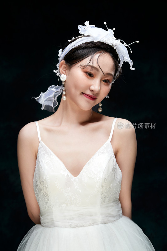 黑色背景下的女性复古婚纱妆面