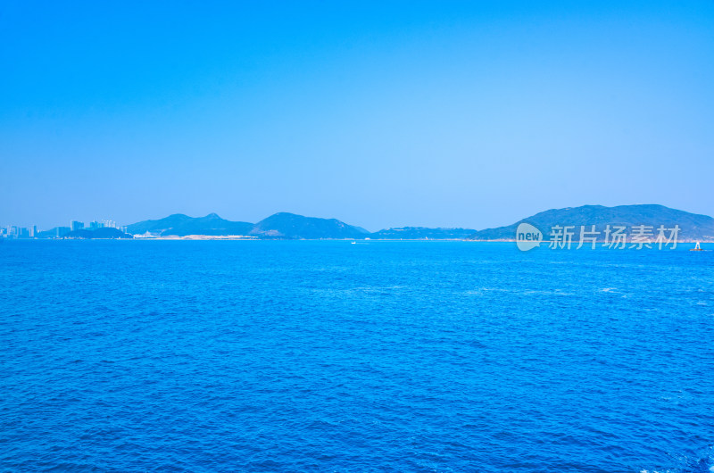 香港石澳渔村碧蓝海面与远山群岛风光