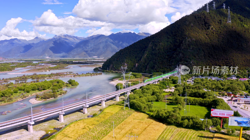 西藏拉林铁路复兴号航拍