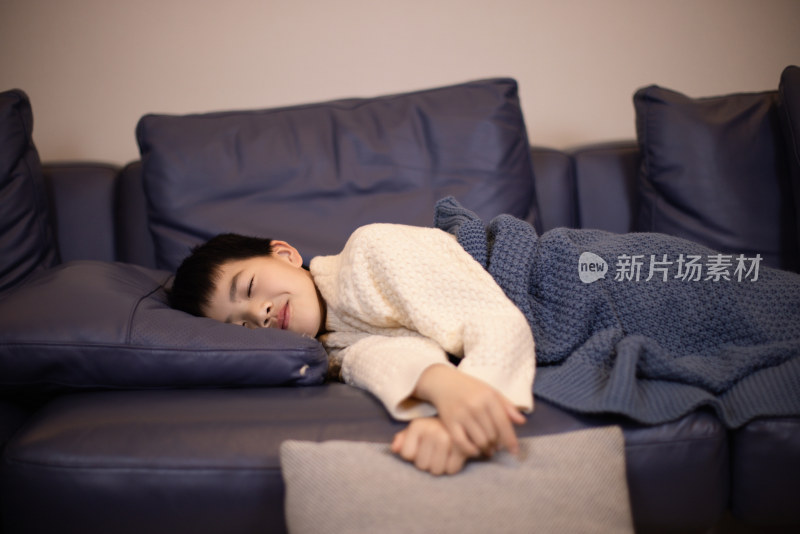 一个帅气的中国小男孩睡在沙发上