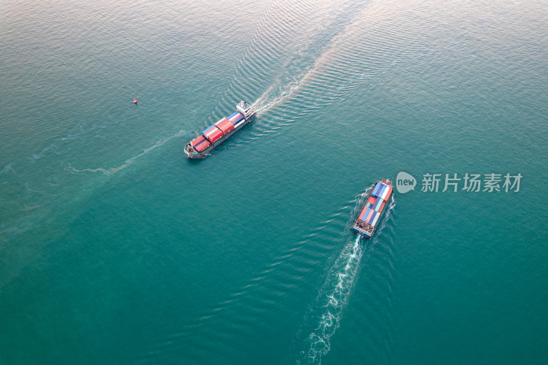 深圳盐田港集装箱货轮进出港