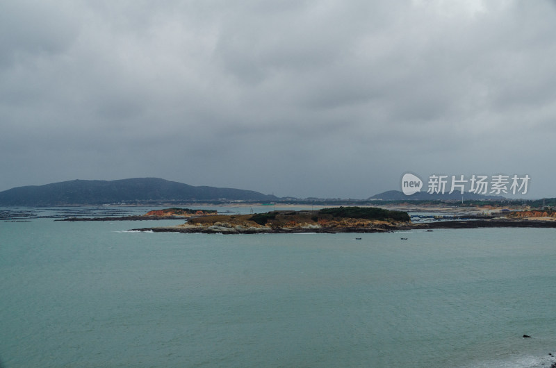 阴天中近海岛屿及远山的自然景观