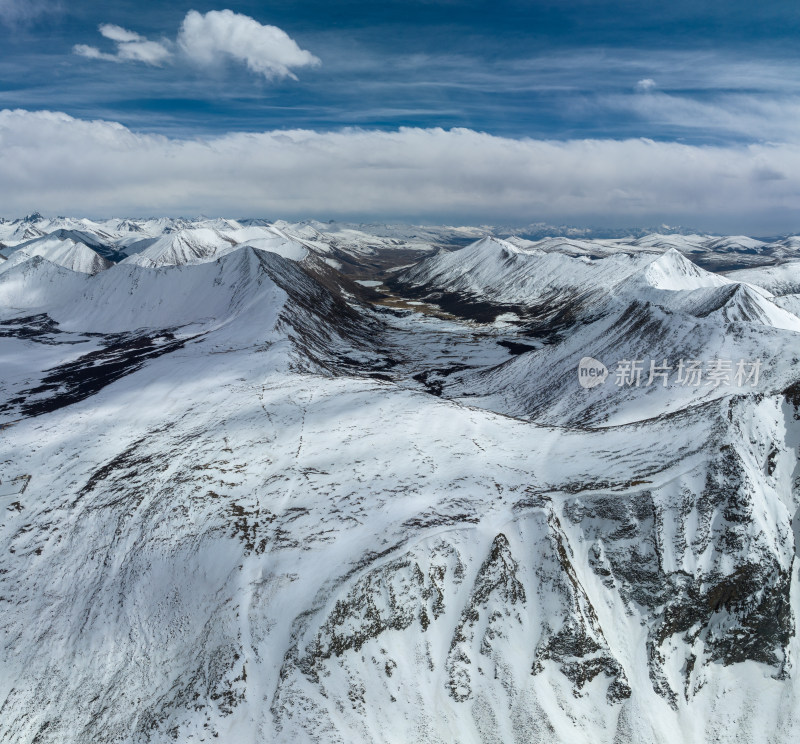 航拍西藏拉萨思金拉措周边的雪山