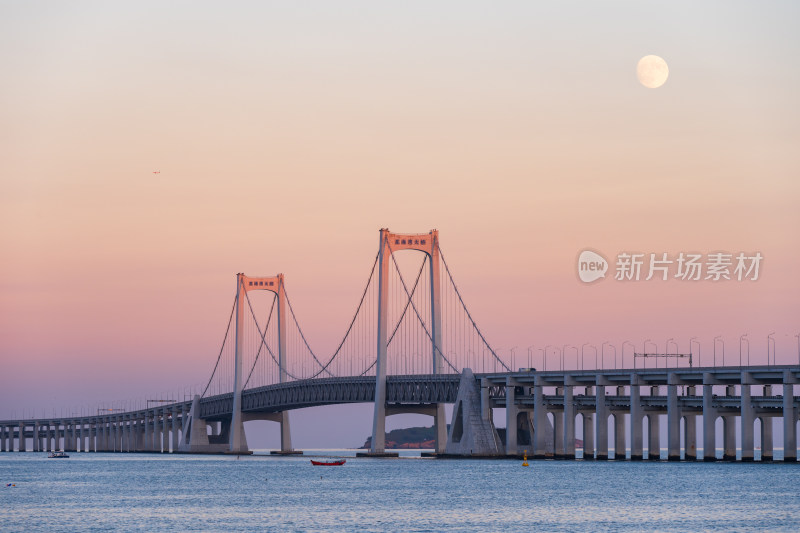 夕阳下大连星海湾大桥上空升起的月亮