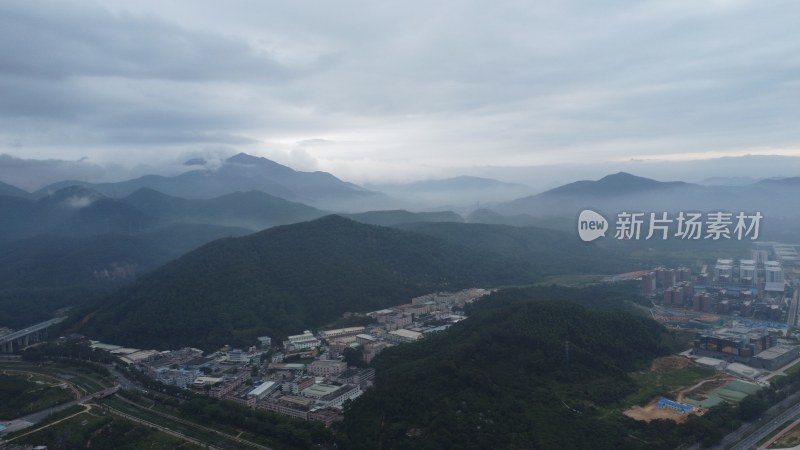 广东东莞：山峰连绵起伏