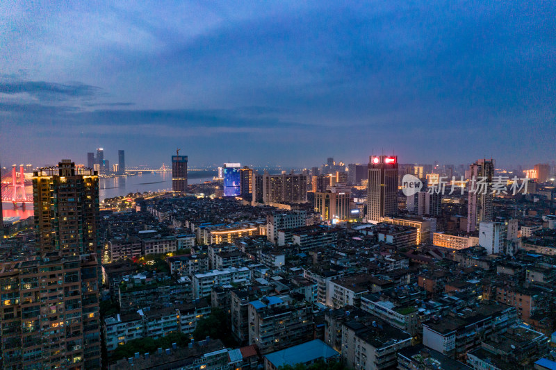 江西南昌夜幕降临夜景航拍图