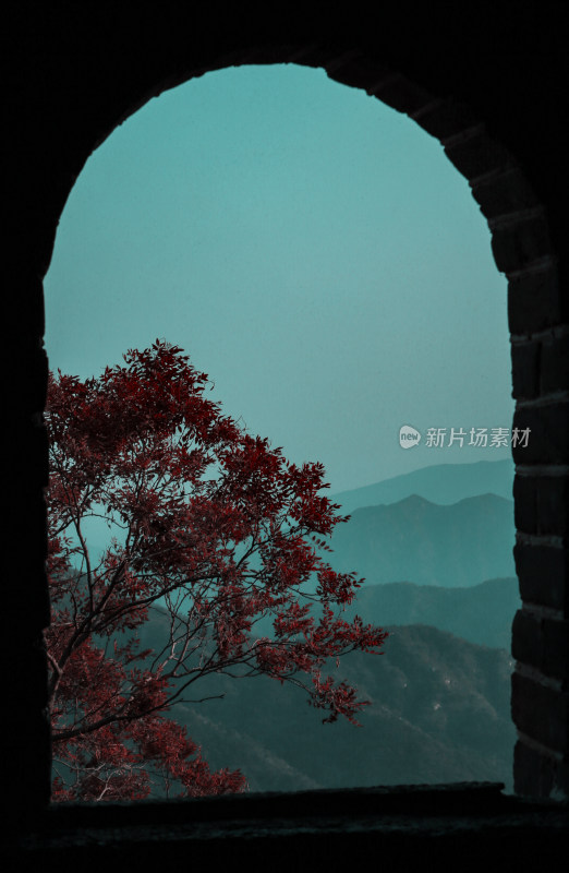 秋季山林中的长城景色