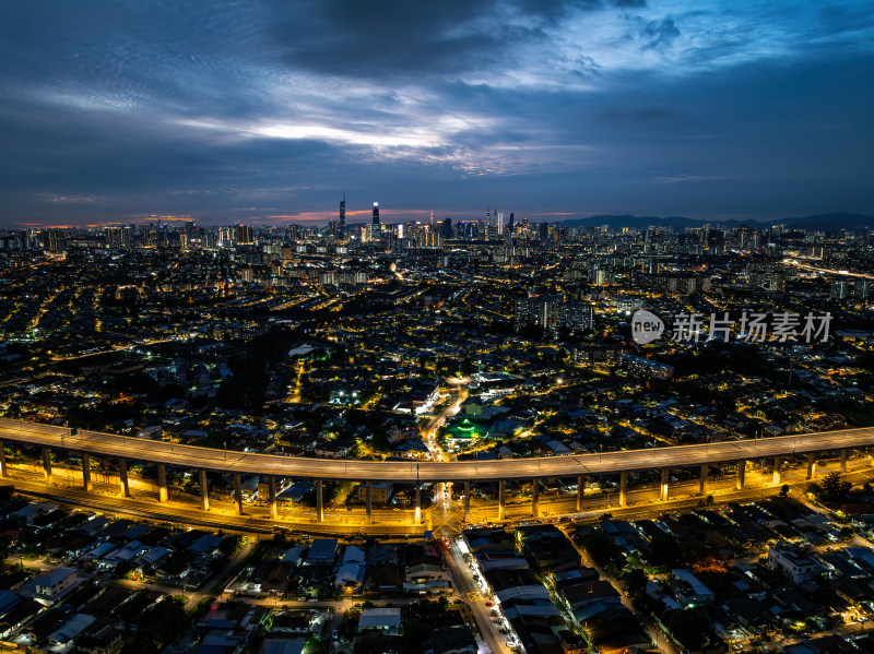 马来西亚吉隆坡莫迪卡石油双子塔日落夜景