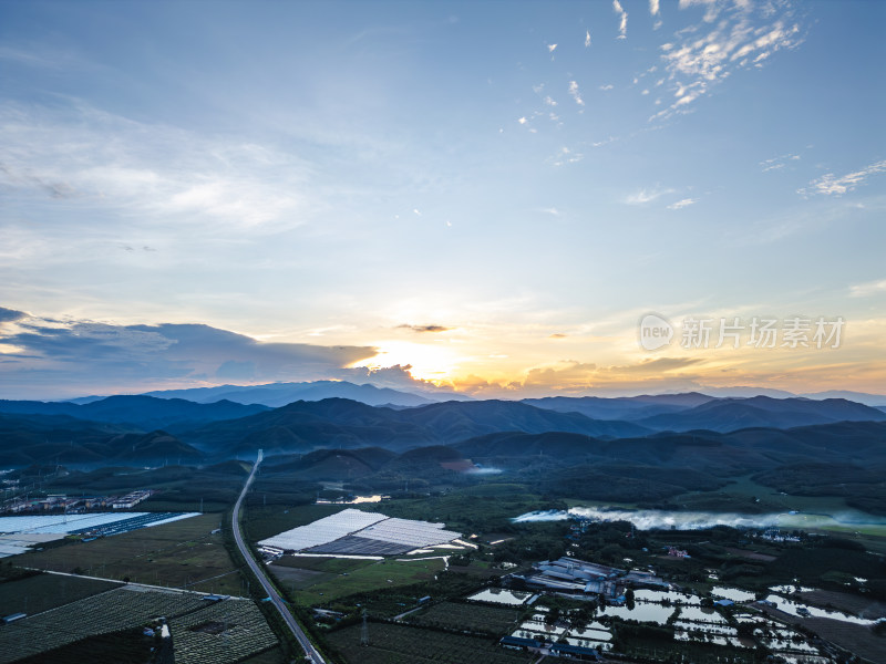 航拍夕阳余晖下的乡村田野