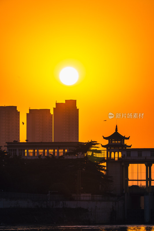 夕阳下城市建筑与古亭景观