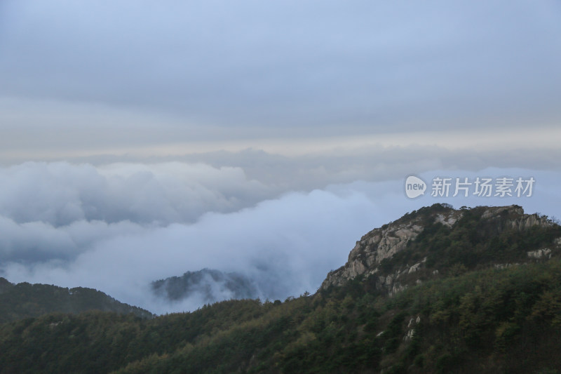 凌晨日出前云雾缭绕的泰山山峰