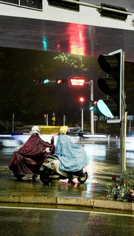 下雨天的红路灯路口