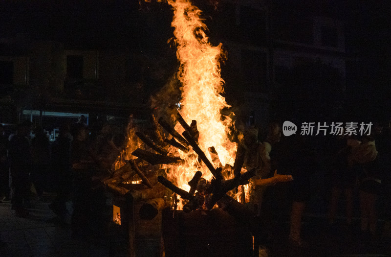 夜晚熊熊燃烧的篝火特写