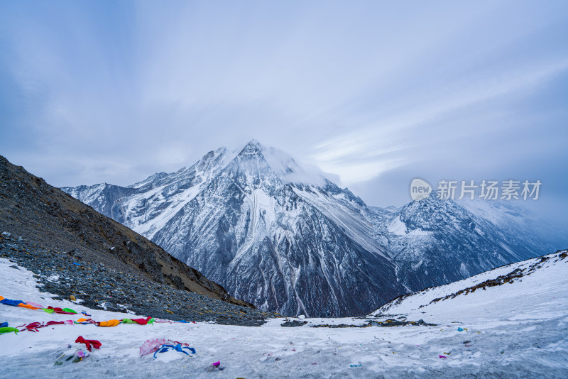 雪山远景图，山上覆盖着厚厚的积雪