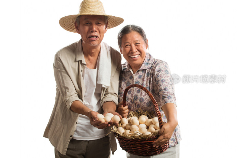 农民夫妇拿着柴鸡蛋