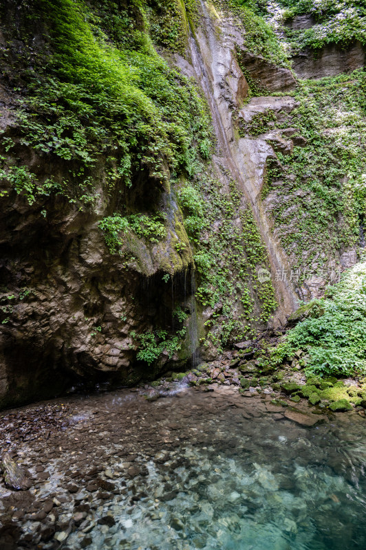 湖北 襄阳  保康县 五道峡 森林 瀑布