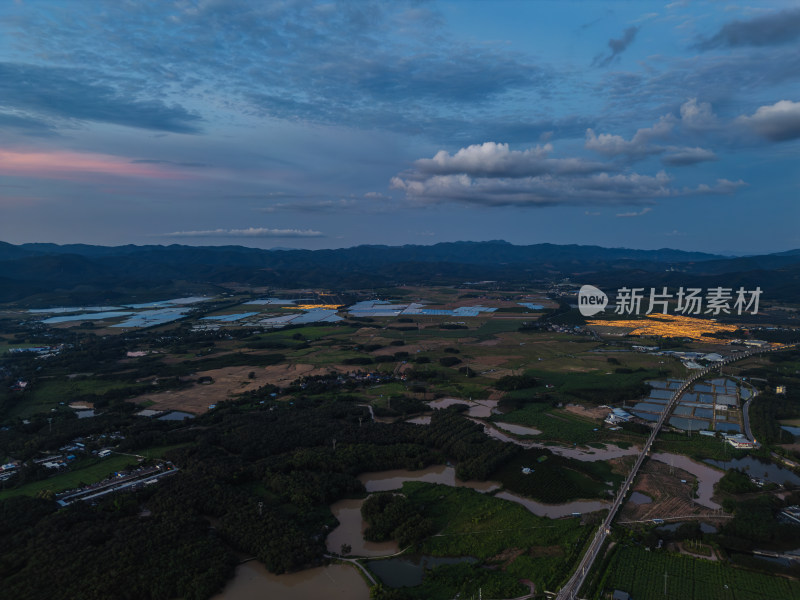 航拍夕阳余晖下的乡村田野