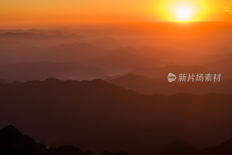 大气群山日出