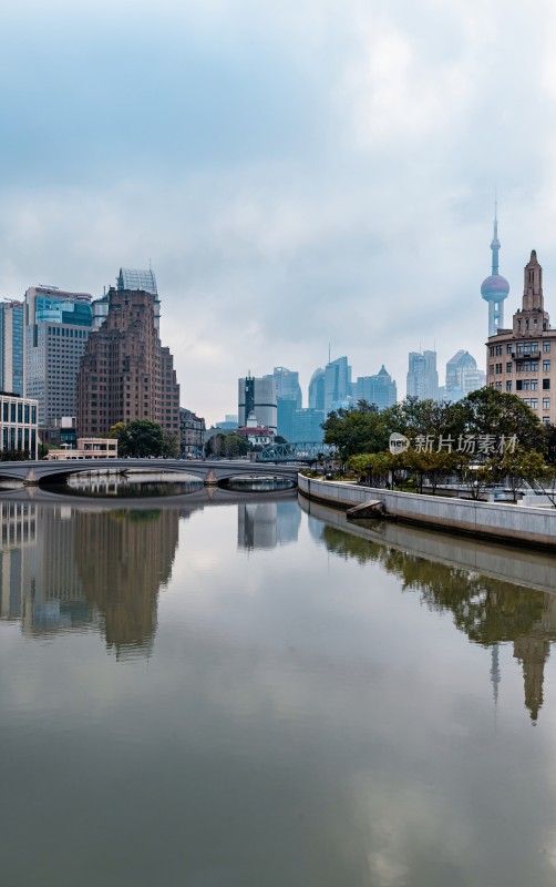 上海城市河流旁的高楼景观