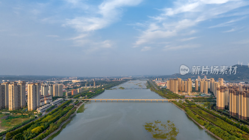 城市风景航拍建筑楼房河流桥梁全景图