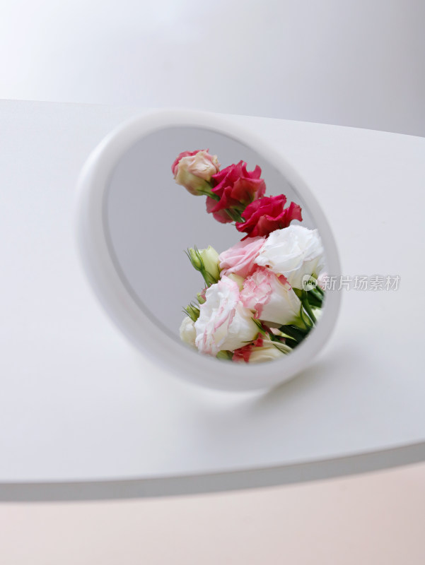 白色桌面镜子中的鲜花花簇