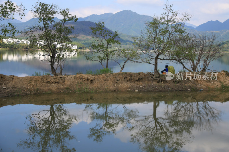 山湖 湖泊 山峦 乡村 山村