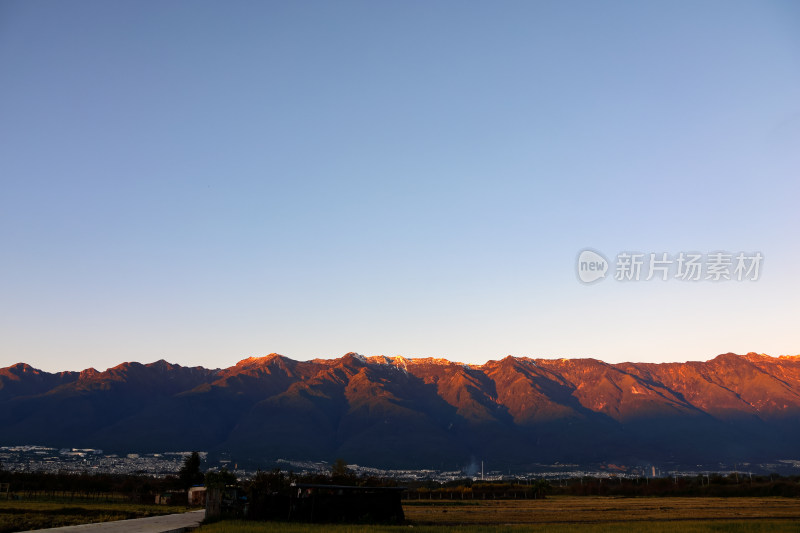 大理日出照射的苍山|日照金山可作背景