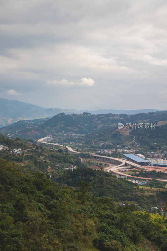 高山沟壑中的小山村