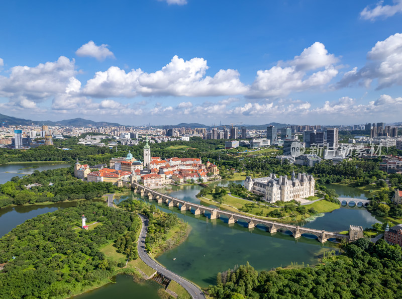 欧式城堡建筑与湖泊的空中全景图