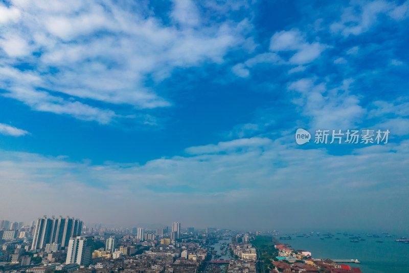 广西北海城市风光蓝天白云航拍摄影图