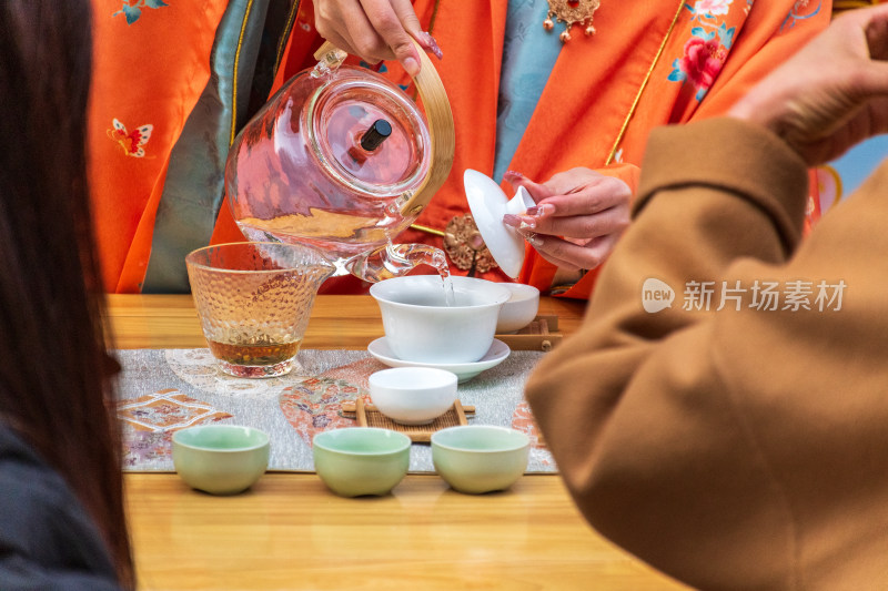 传统服饰人物倒茶场景