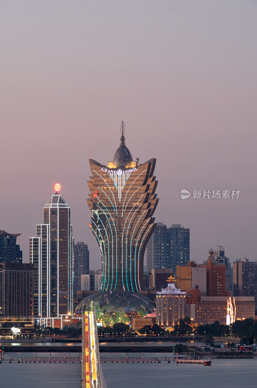 中国澳门地标建筑新葡京海上公路夜景风光