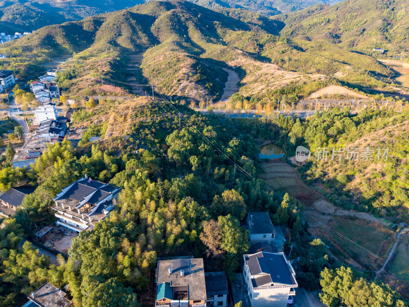 大山农村房屋公路航拍图