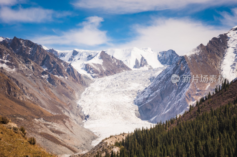 新疆天山山脉宏伟雪山冰川风景