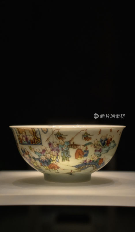 清嘉庆时期粉彩百子纹碗