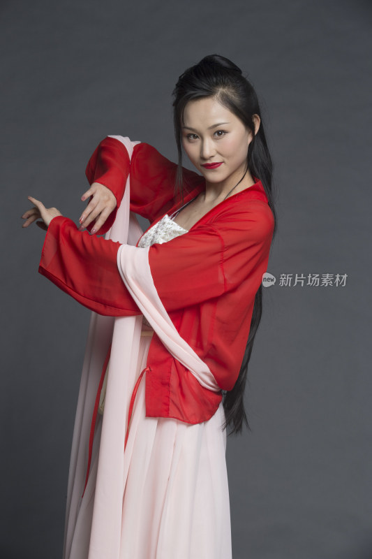 身穿古装的汉服女性人像（汉服影棚拍摄）