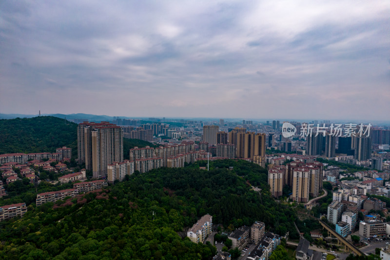 湖北荆门城市大景蓝天白云航拍图