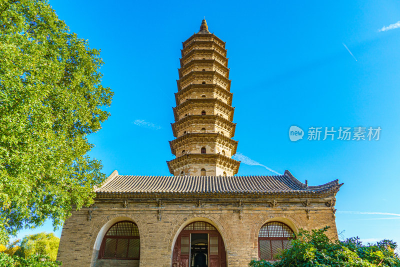 山西太原市地标永祚寺秋天古塔景观