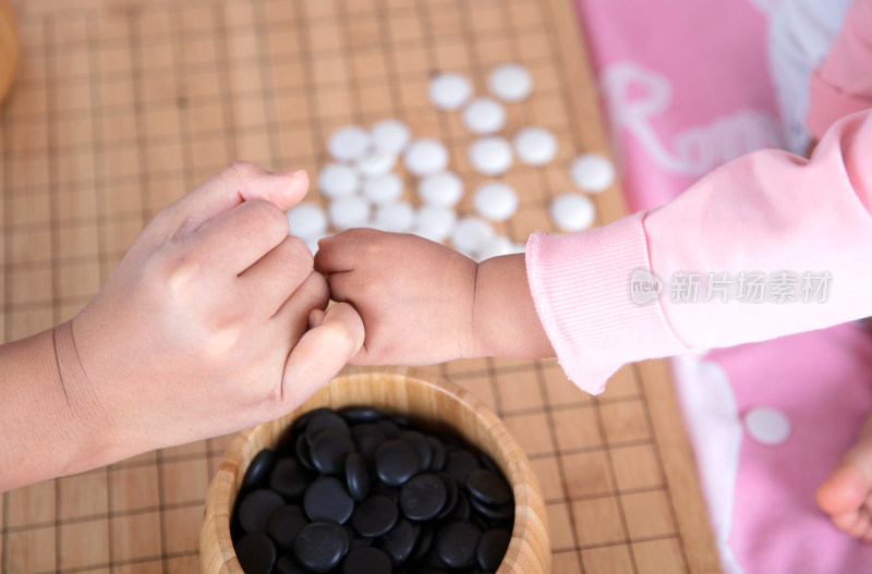 开始下围棋前双方拉钩以示诚信