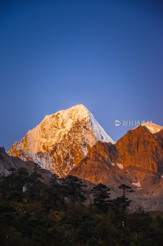 雪山日照金山自然风景