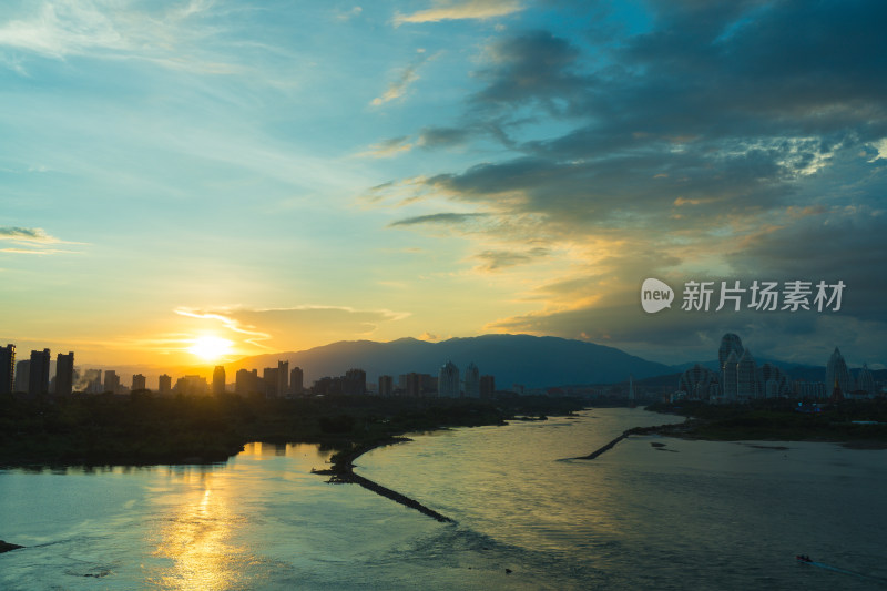 夕阳下的景洪市城市轮廓