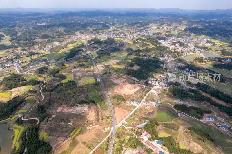 连绵起伏山川丘陵地貌航拍图