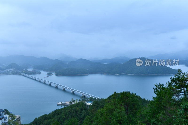 天屿山顶俯视千岛湖大桥，千岛湖自然风光