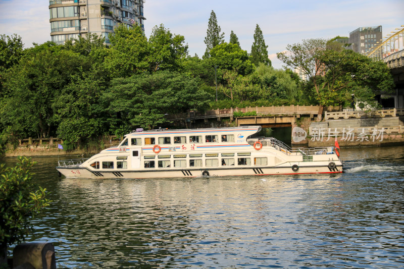 浙江杭州行驶在京杭大运河拱宸桥河道的游船