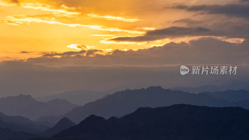 中国新疆天山山脉东段最高峰博格达峰朝霞